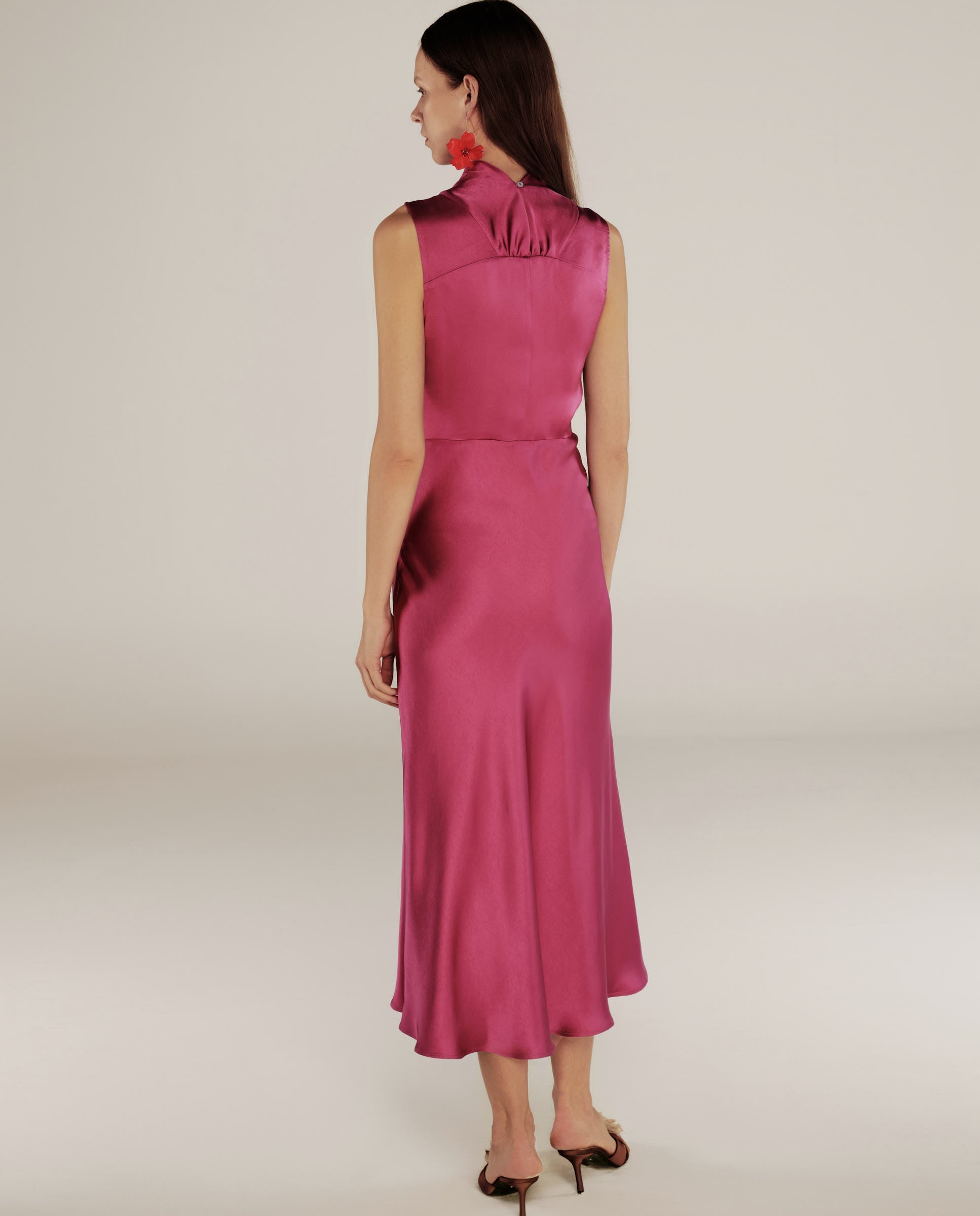 RANYA | Vestido Midi Sin Mangas en Rosa Magenta con Frente Retorcido