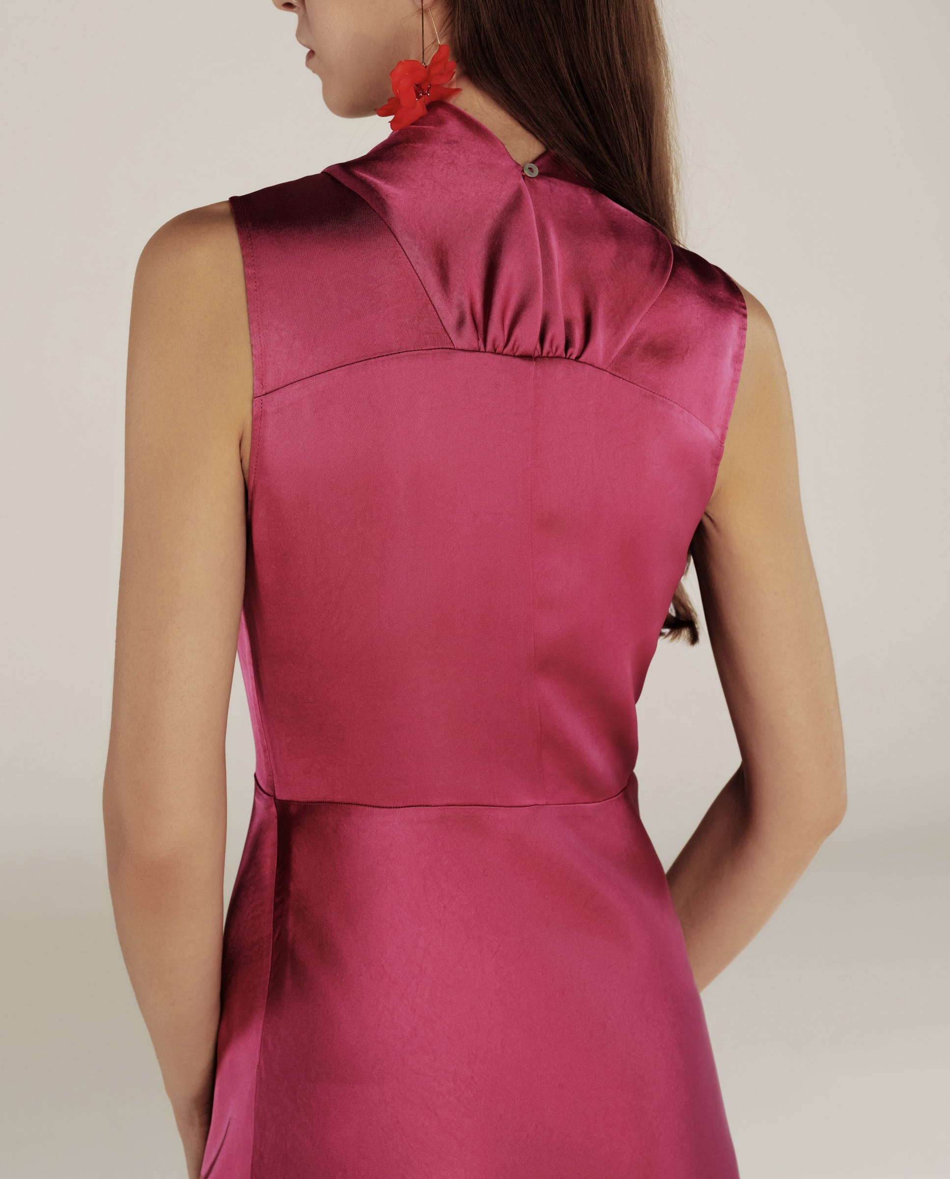 RANYA | Vestido Midi Sin Mangas en Rosa Magenta con Frente Retorcido