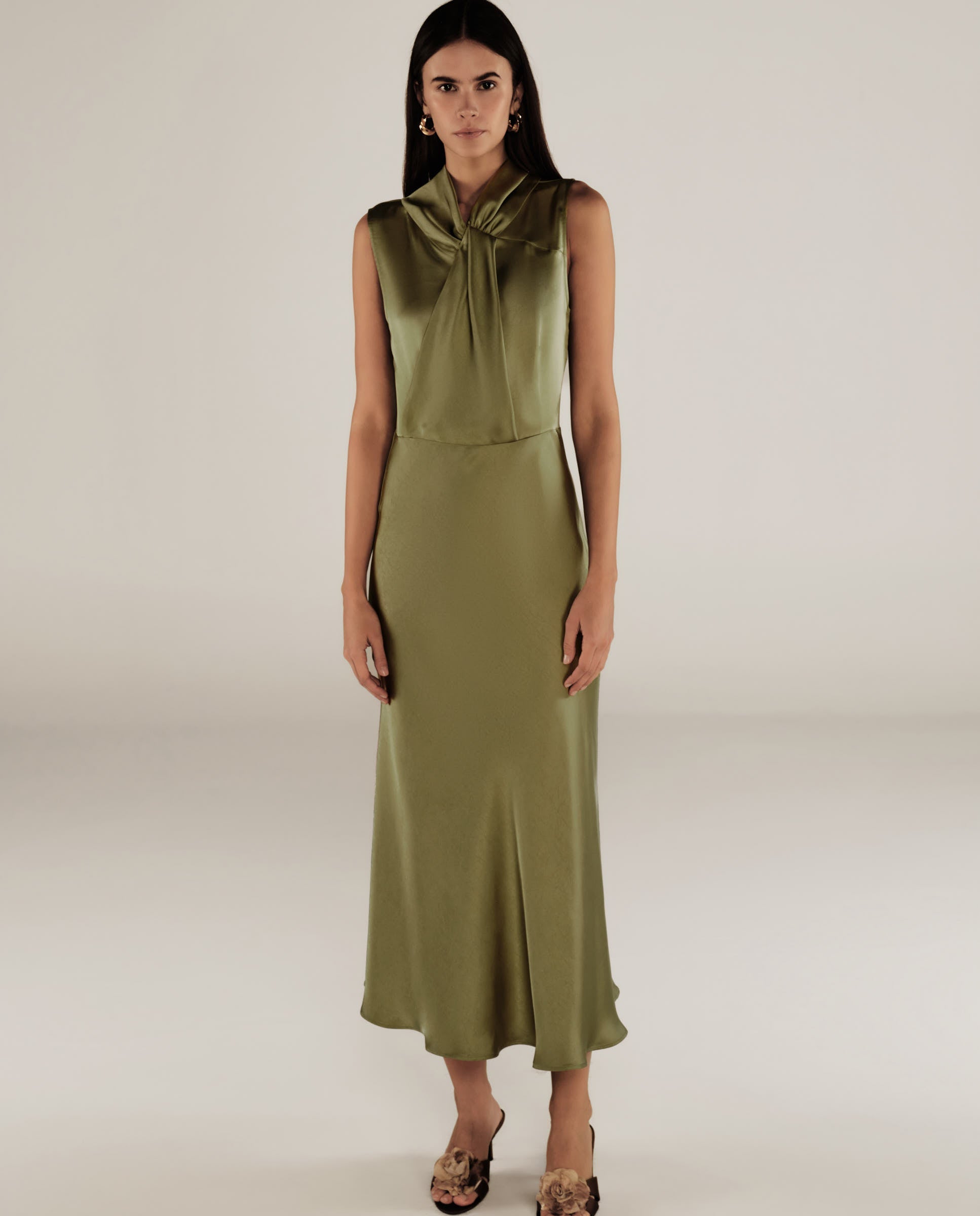 RANYA | Vestido Midi Sin Mangas en Verde Hierba con Frente Retorcido