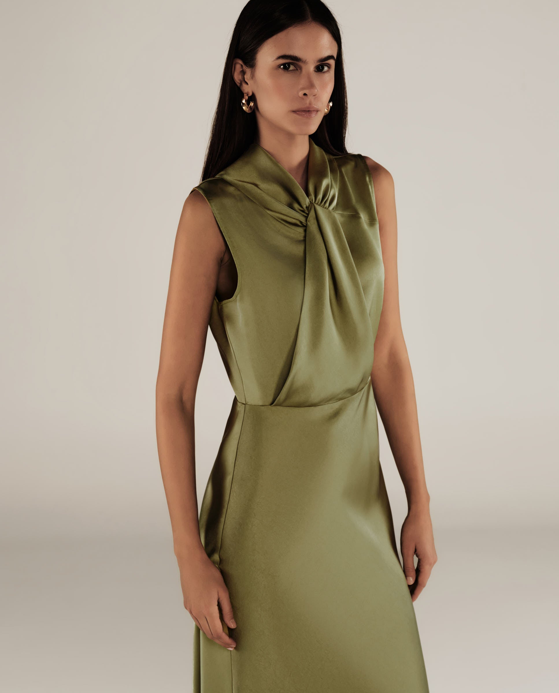 RANYA | Vestido Midi Sin Mangas en Verde Hierba con Frente Retorcido