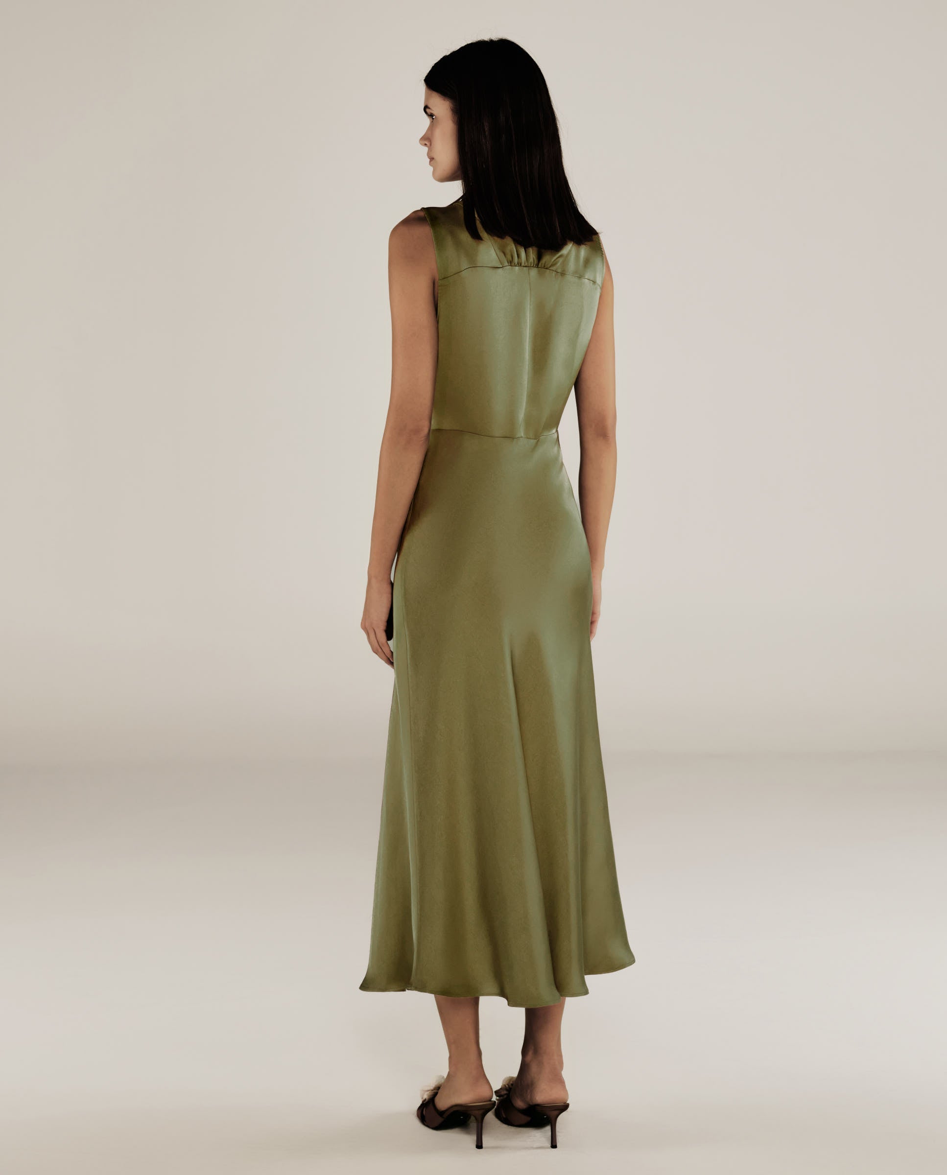 RANYA | Vestido Midi Sin Mangas en Verde Hierba con Frente Retorcido