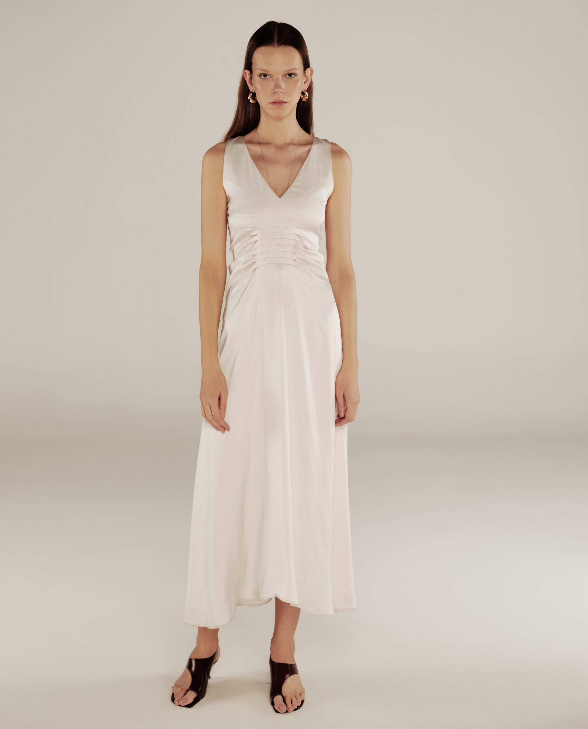 YUKTA | Vestido Midi de Satén Marfil con Pliegues Frontales