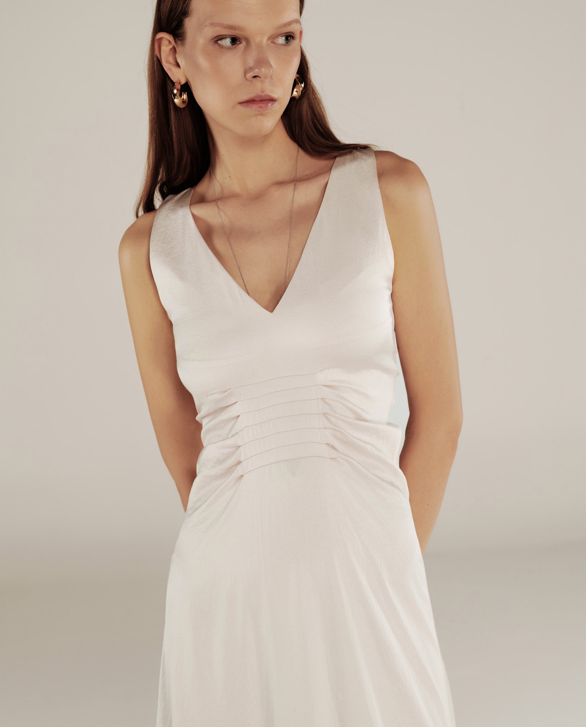 YUKTA | Vestido Midi de Satén Marfil con Pliegues Frontales