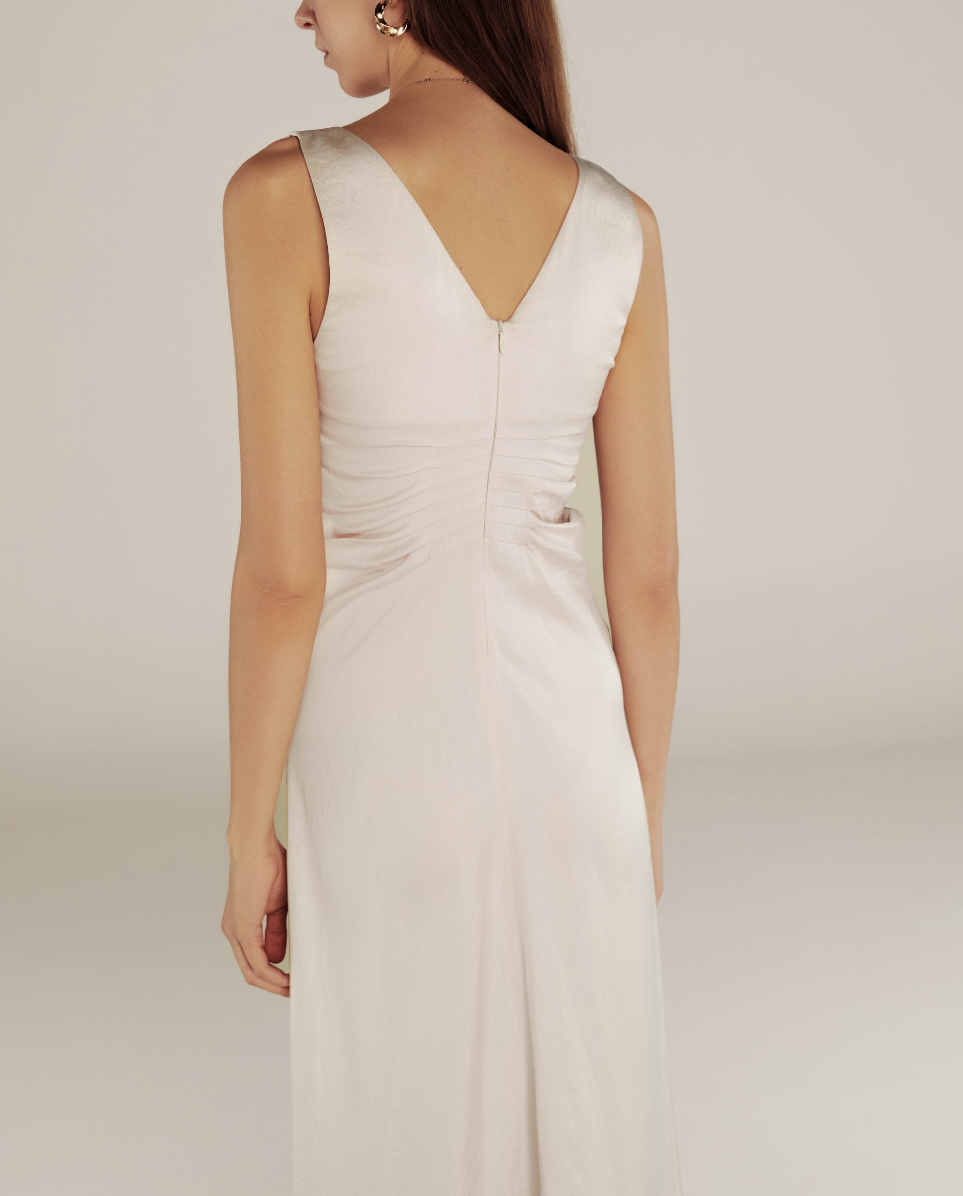 YUKTA | Vestido Midi de Satén Marfil con Pliegues Frontales