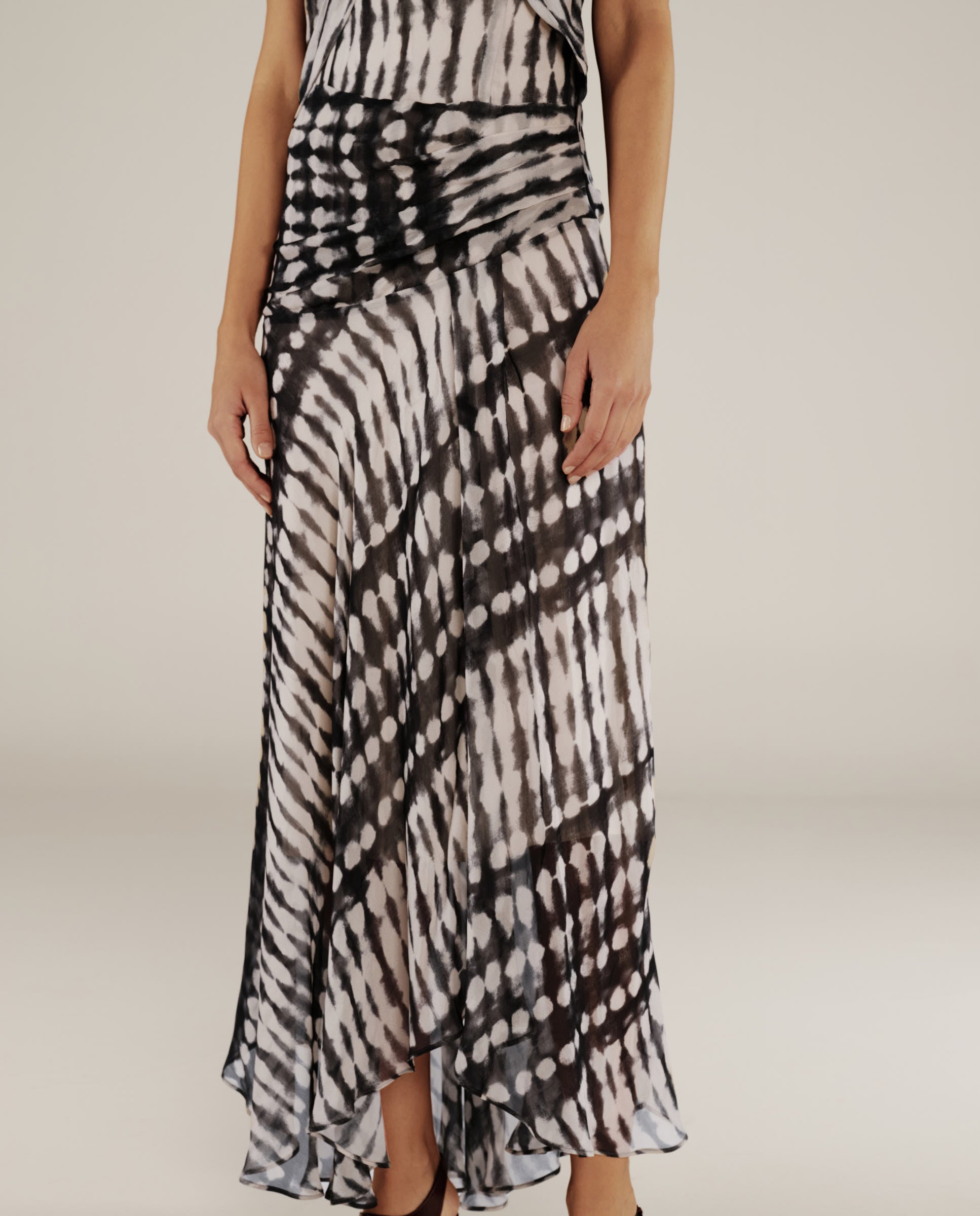 CAROLINA | Vestido Midii Cruzado con Estampado Negro y Ecru