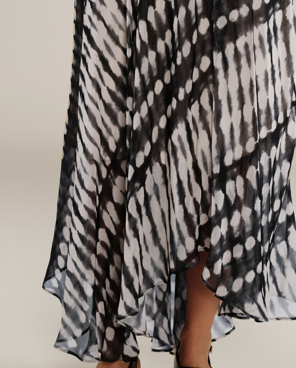 CAROLINA | Vestido Midii Cruzado con Estampado Negro y Ecru