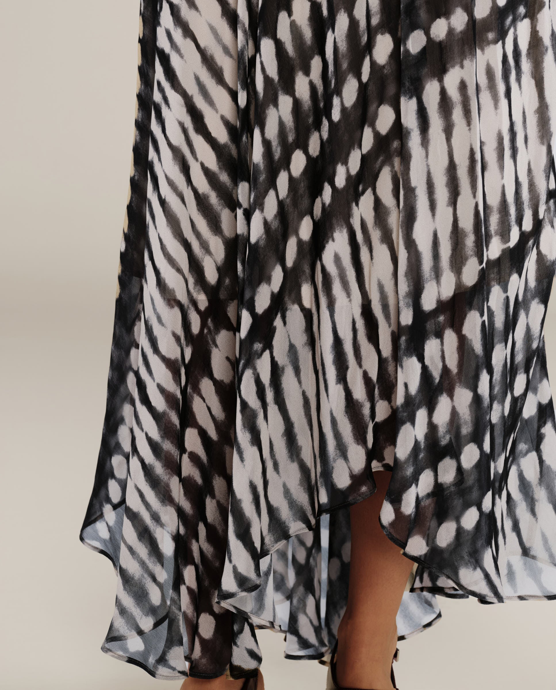 CAROLINA | Vestido Midii Cruzado con Estampado Negro y Ecru