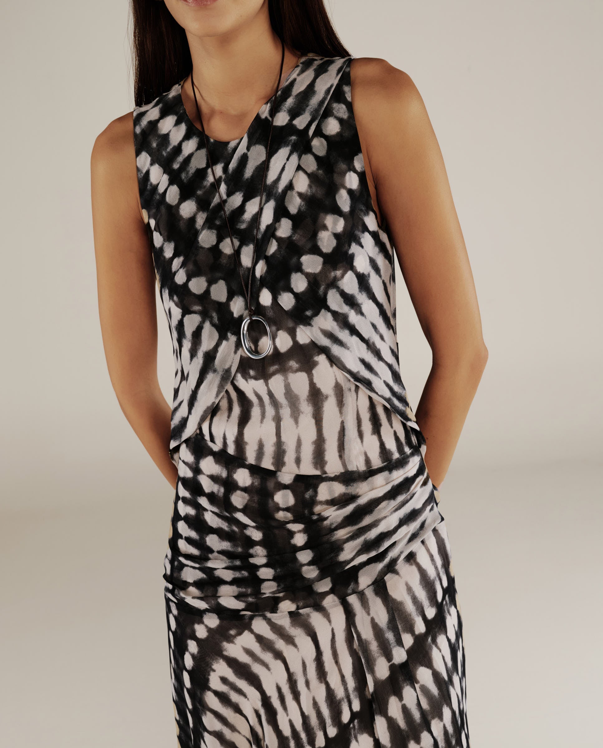 CAROLINA | Vestido Midii Cruzado con Estampado Negro y Ecru
