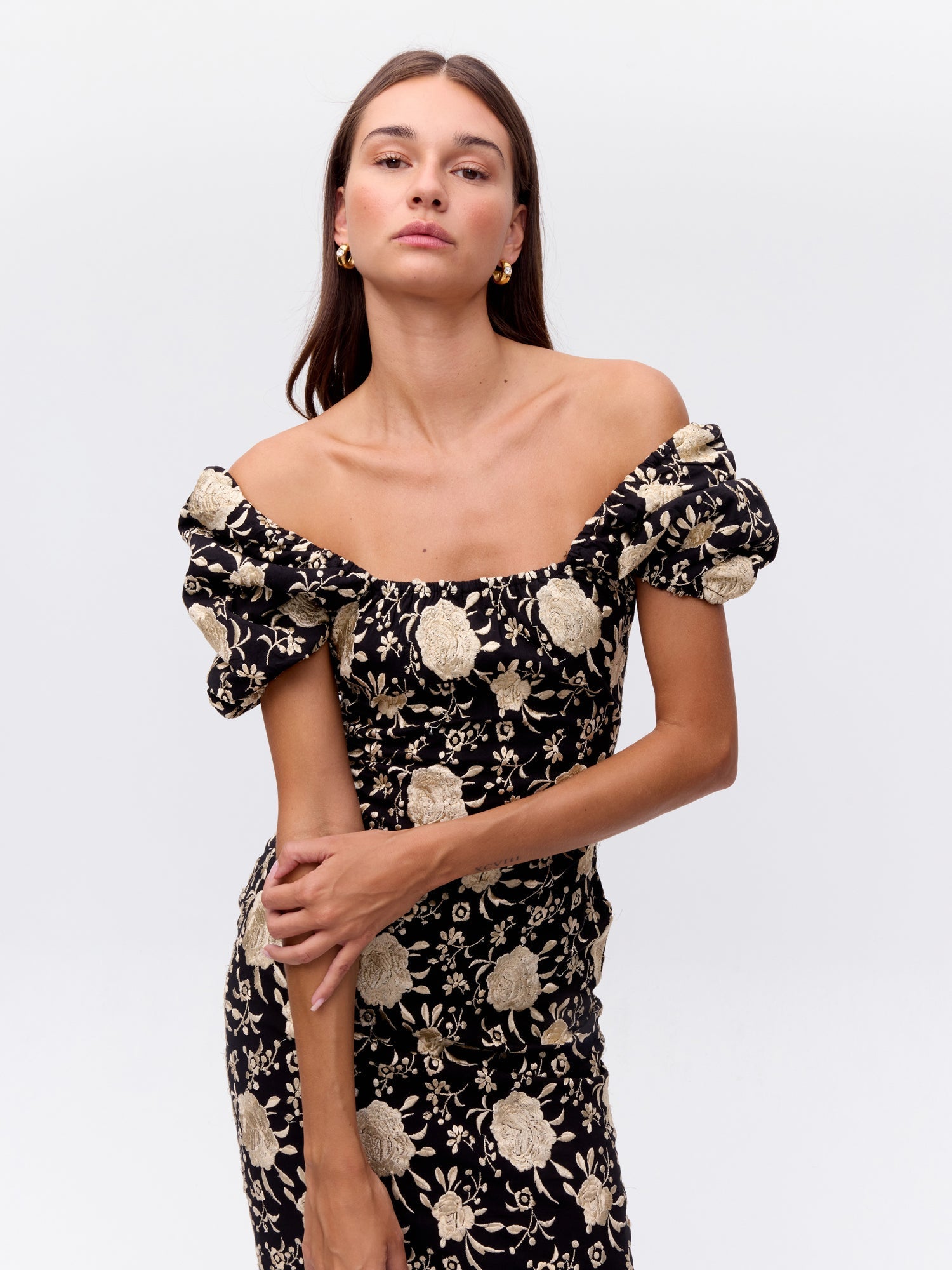 ABRIL BLACK - Vestido manga farol bordado mantón