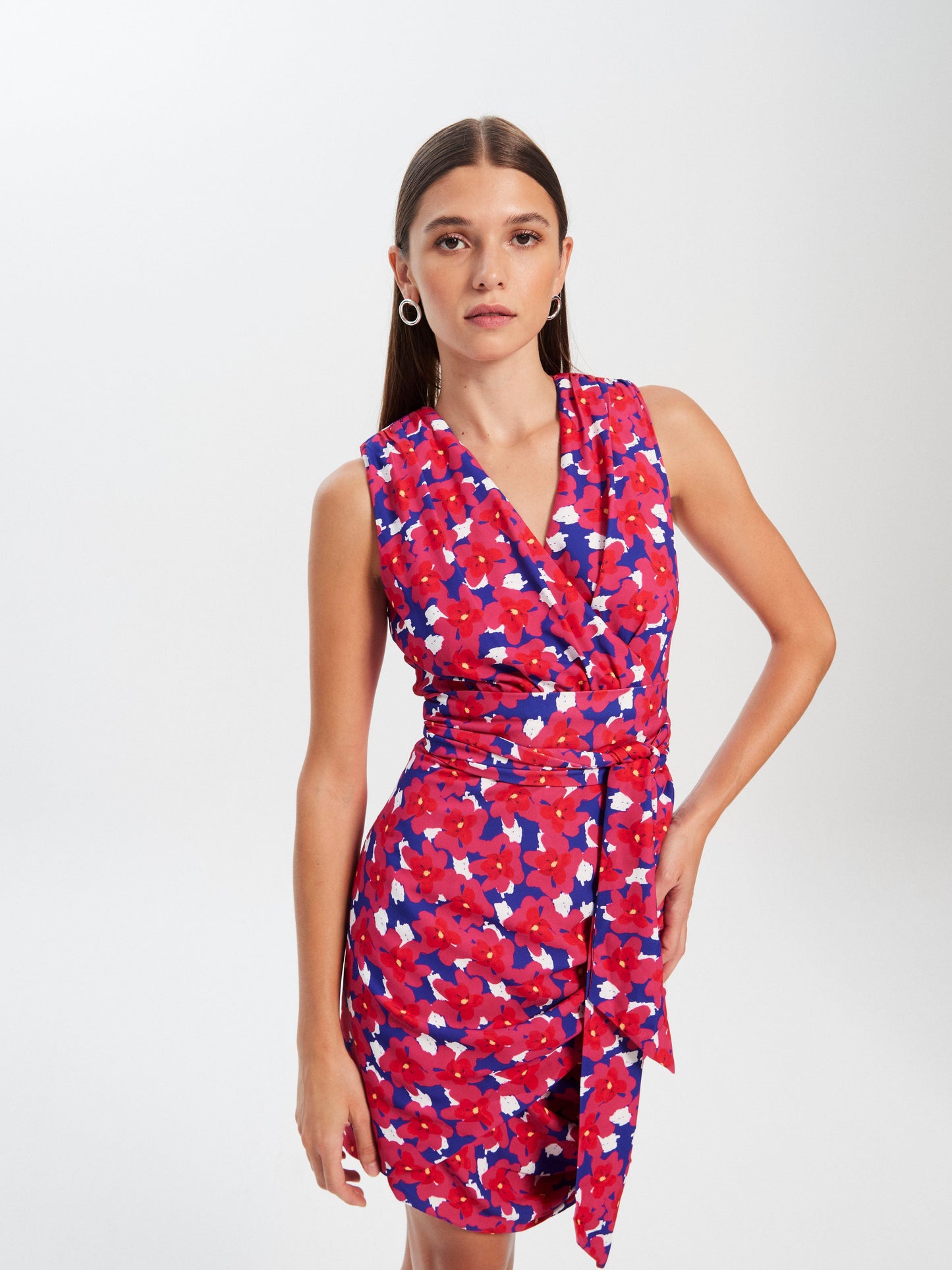 ALEJANDRA FLOWERS - Vestido corto sin mangas falda drapeada