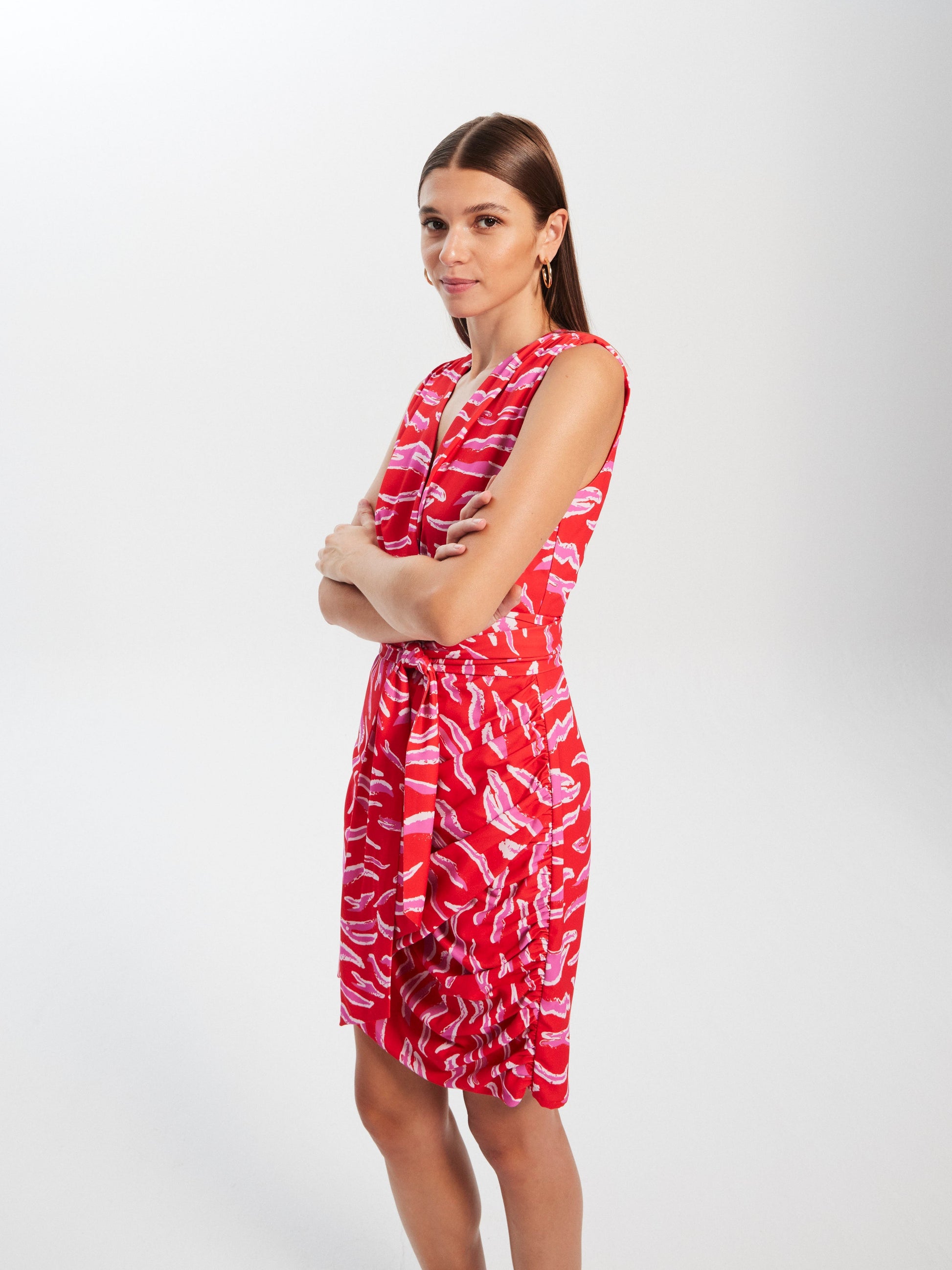 ALEJANDRA STROKES - Vestido corto sin mangas falda drapeada