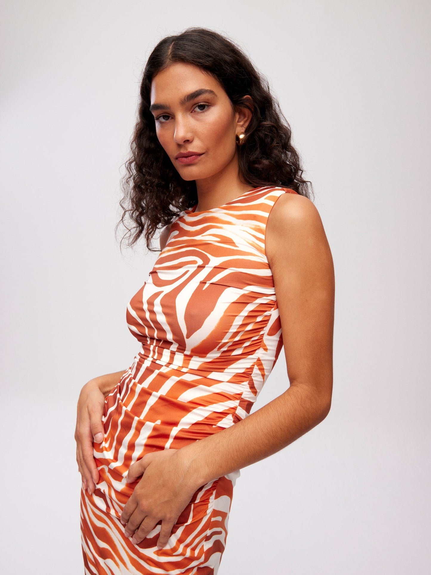 AMALFI SAUVAGE - Vestido midi cuello caja animal print