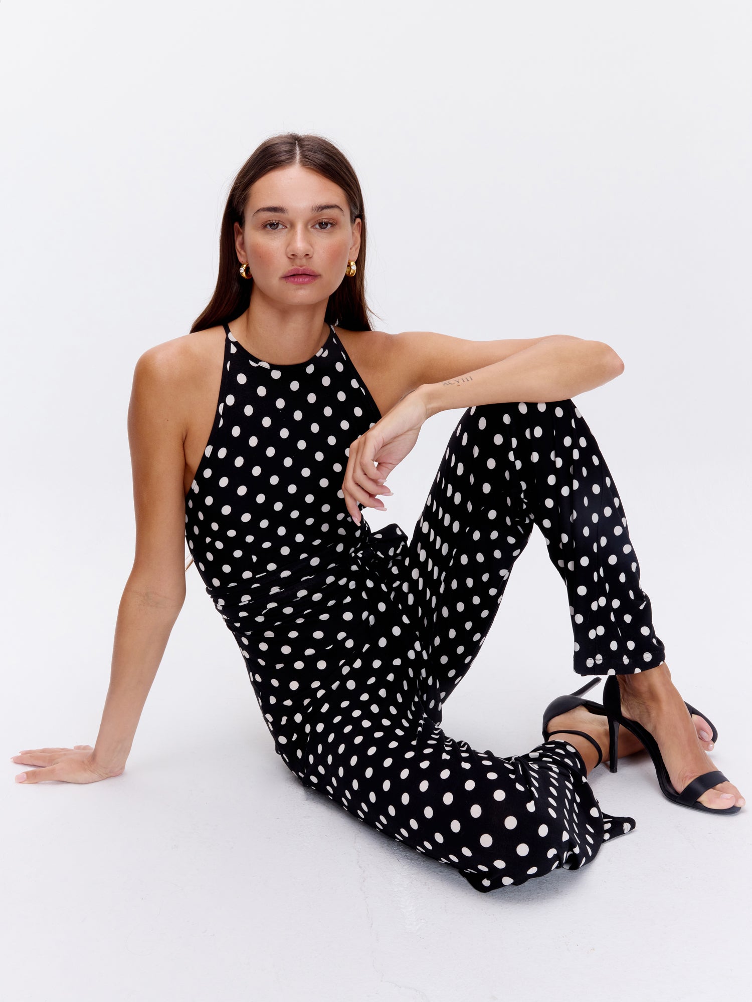 FLAVOR DOTS - Mono de lunares cuello halter blanco y negro