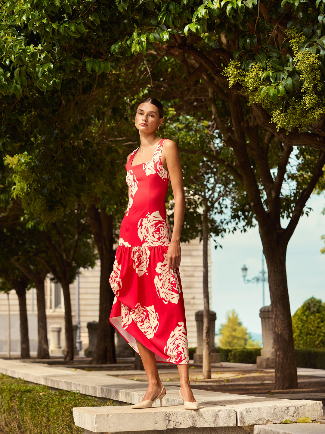 NECTAR ROSES - Vestido rojo con volante en falda maxi roses.